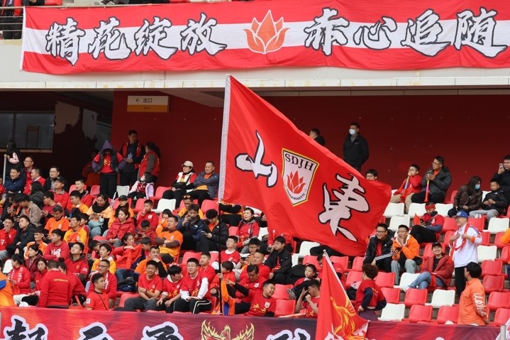 主場(chǎng)上萬(wàn)名球迷的吶喊助威，給山東體彩女足征戰(zhàn)女超增添了能量與動(dòng)力